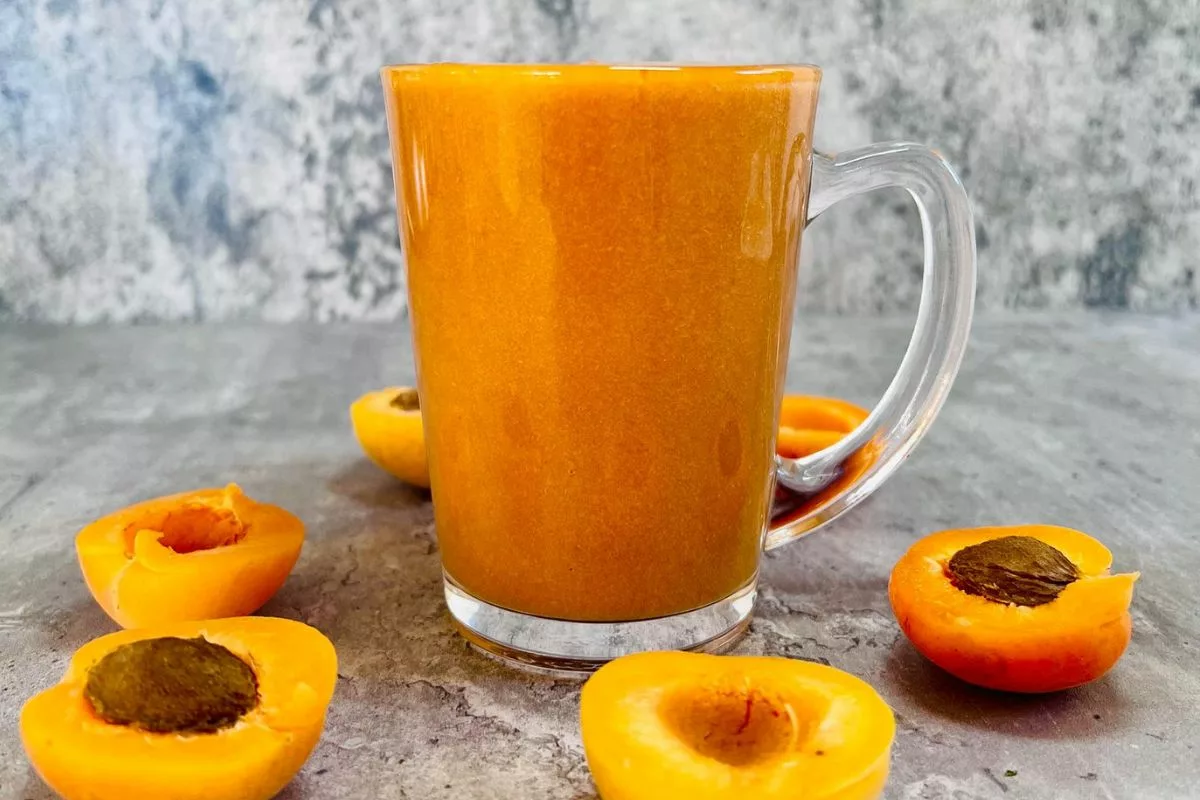 weight loss apricot smoothie made with 2 ingredients