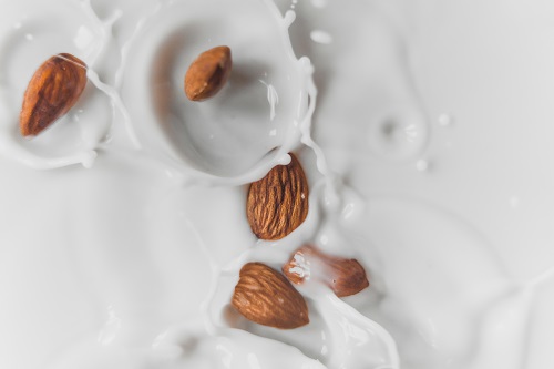 Is Oat Milk Or Almond Milk Better For Smoothies?