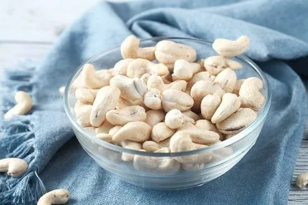 Cashews in a bowl - a perfect superfood for smoothies