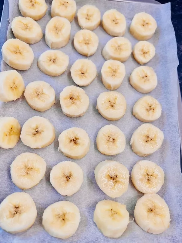baking tray with banana slices