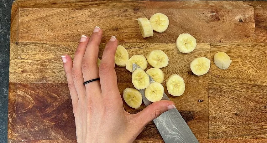 slicing banana