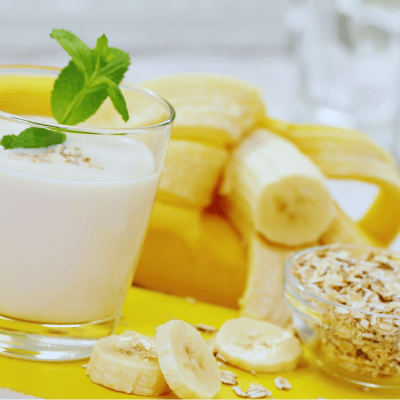 banana with oats and a drink