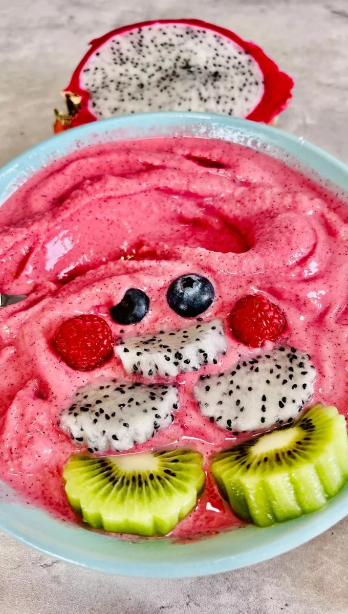 Dragon Fruit Smoothie Bowl with toppings