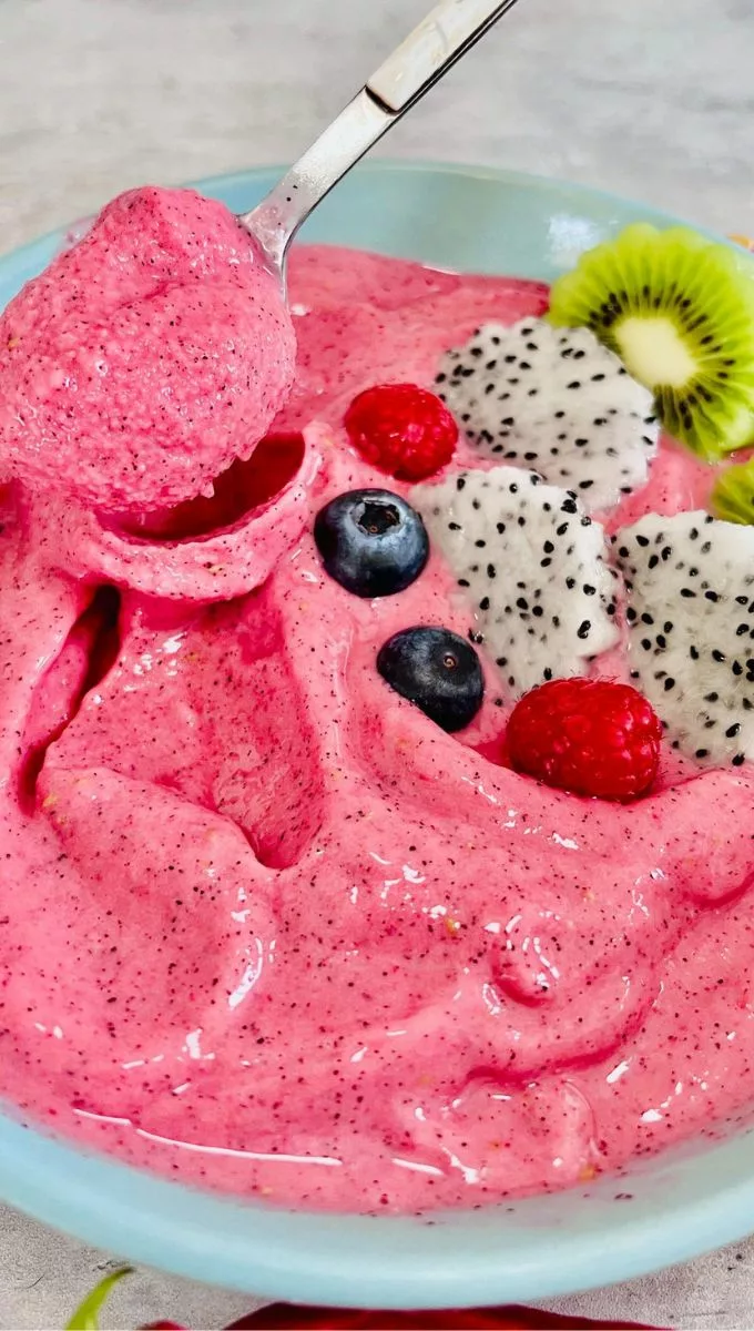 a spoonful of Dragon Fruit Smoothie Bowl